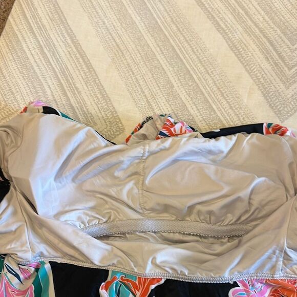 Trina Turk Women’s Tropic Wave Off-the-Shoulder One Piece Swimsuit - Picture 3 of 5